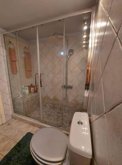 Όμορφο, Άνετο Ζεστά Διακοσμημένο Διαμέρισμα テルミ エクステリア 写真