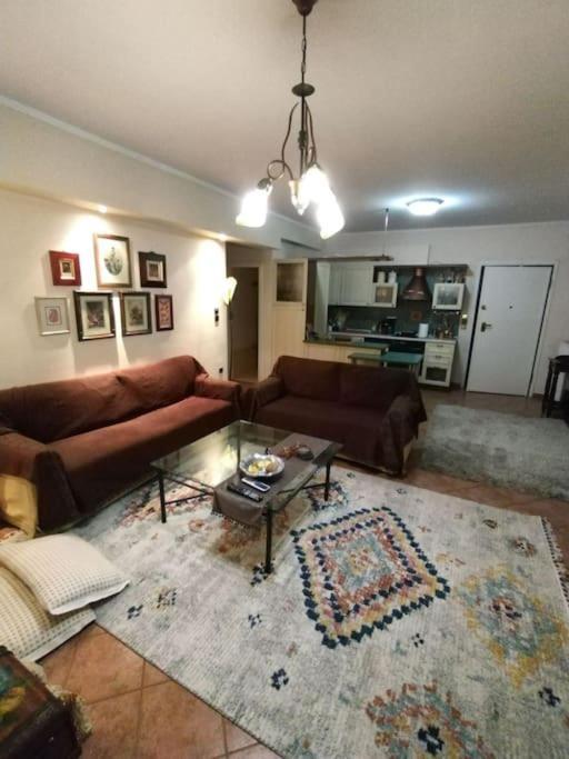 Όμορφο, Άνετο Ζεστά Διακοσμημένο Διαμέρισμα テルミ エクステリア 写真