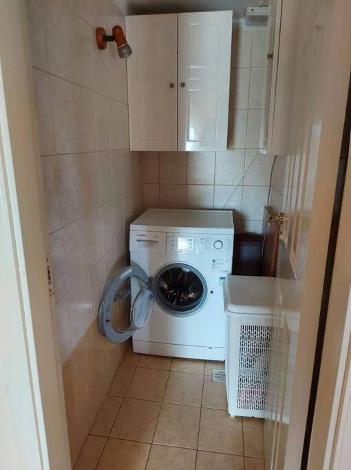 Όμορφο, Άνετο Ζεστά Διακοσμημένο Διαμέρισμα テルミ エクステリア 写真