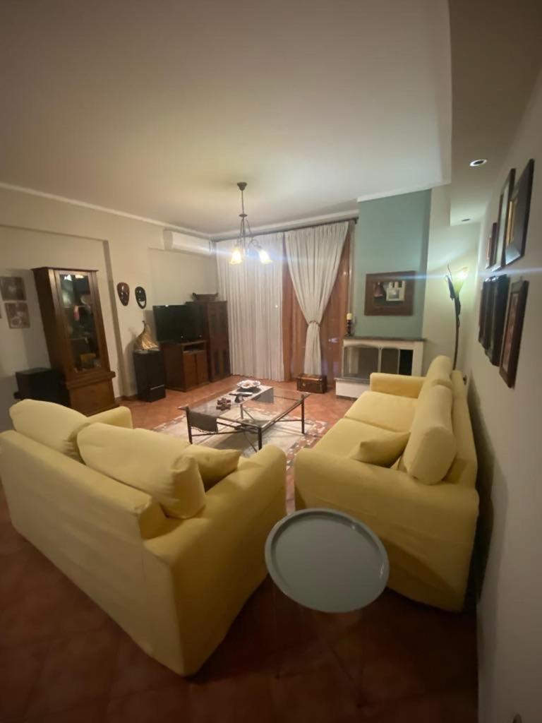 Όμορφο, Άνετο Ζεστά Διακοσμημένο Διαμέρισμα テルミ エクステリア 写真